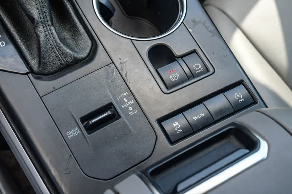 Used 2021 Toyota Highlander XLE FWD image 21