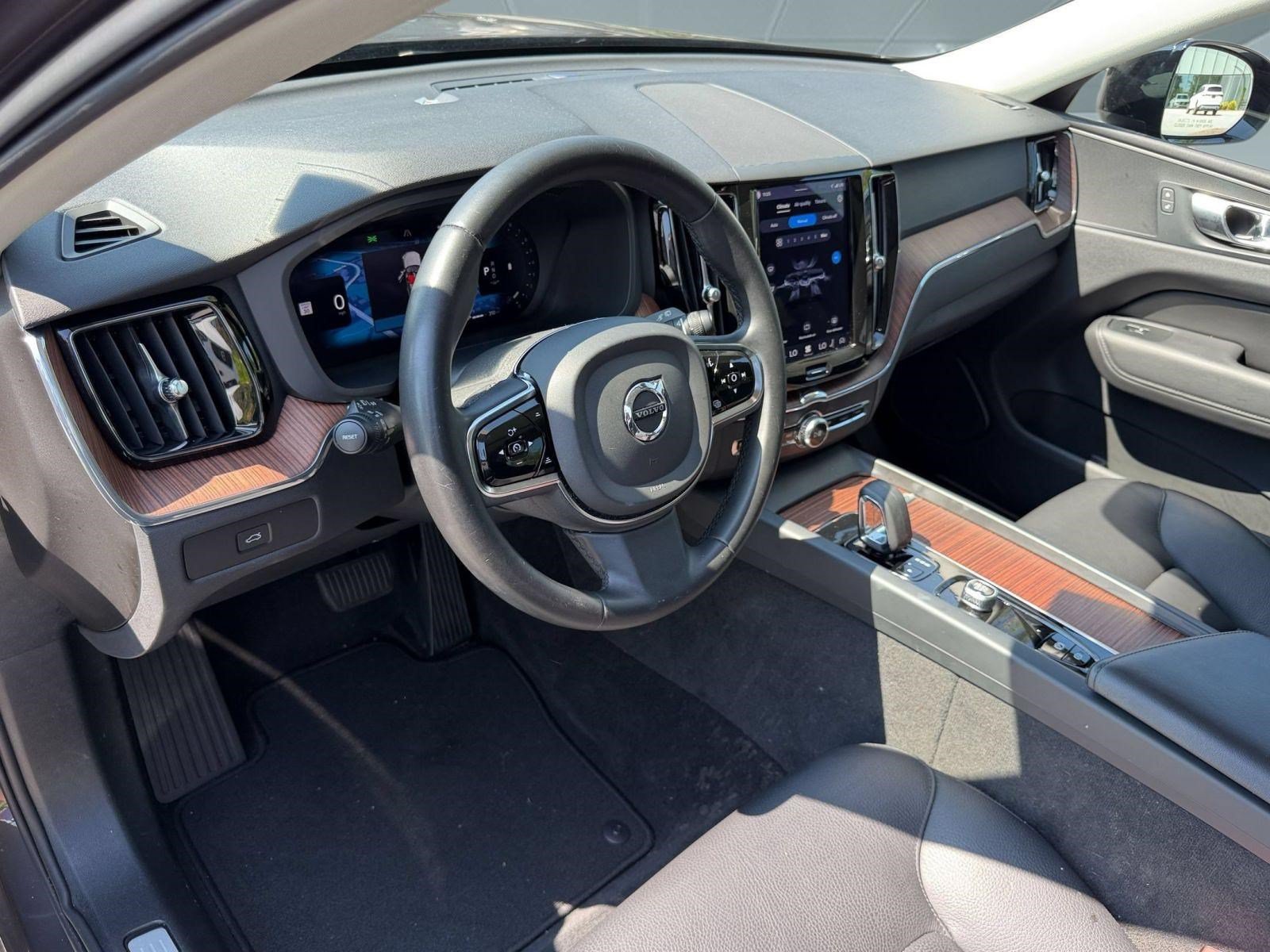 Certified 2024 Volvo XC60 B5 Plus w/ Protection Package Premier AWD/4WD image 4