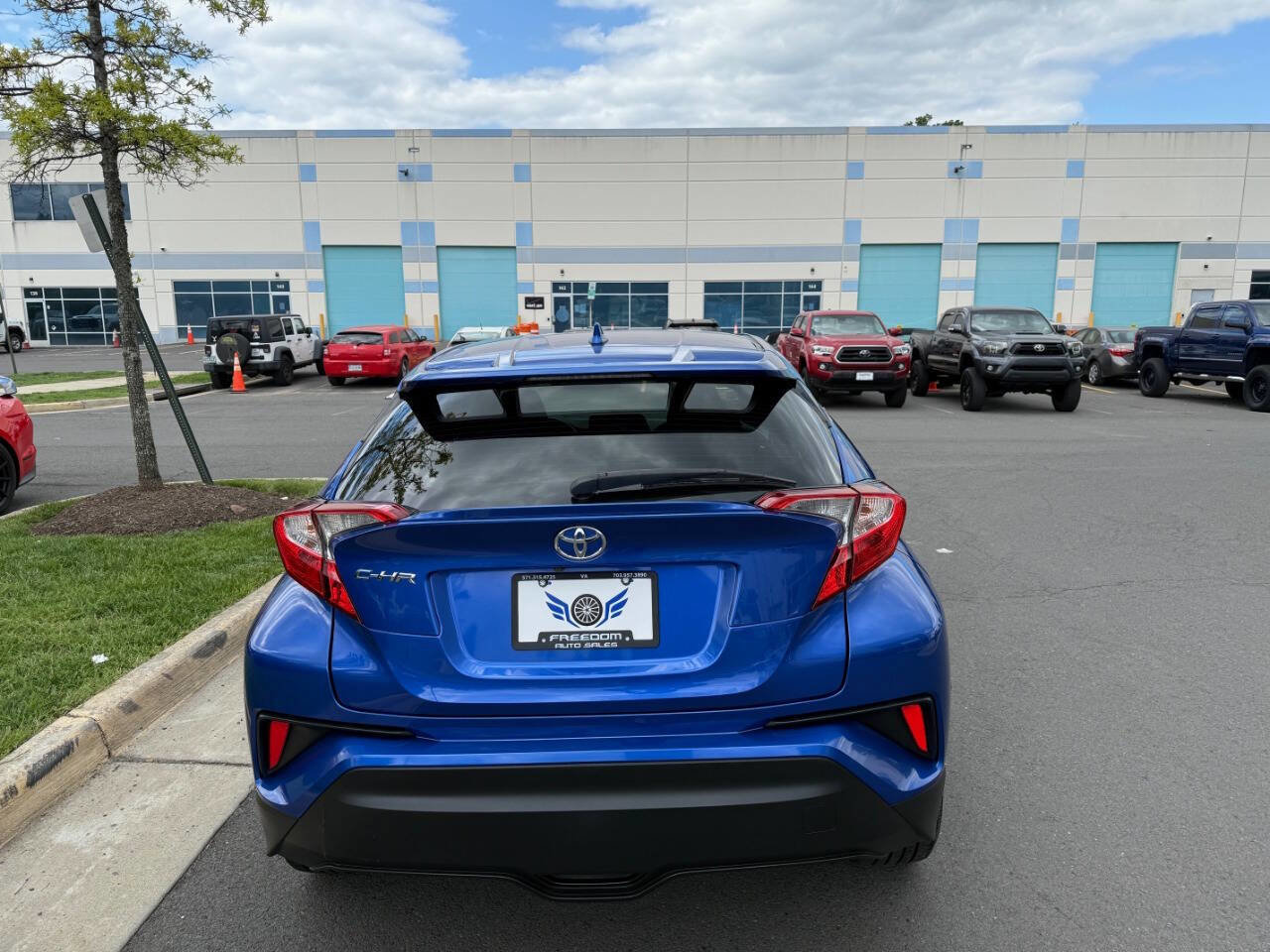 Used 2018 Toyota C-HR XLE image 6