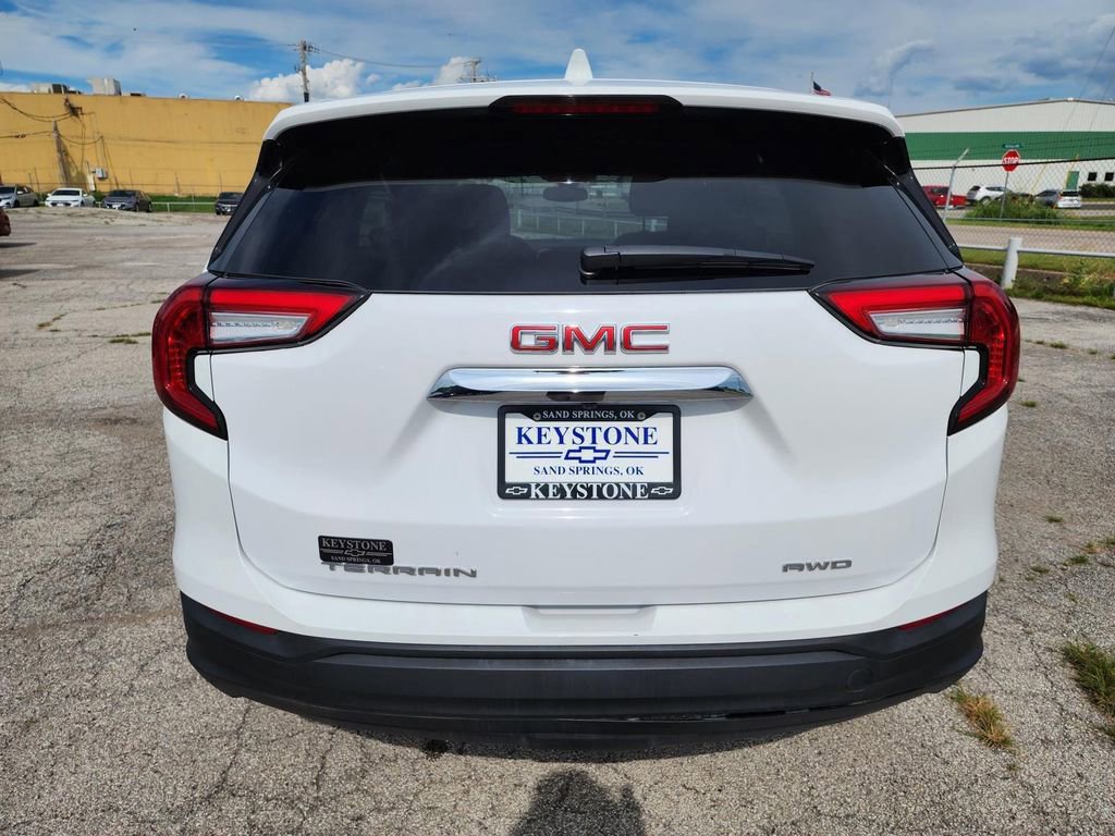Used 2024 GMC Terrain SLE image 4