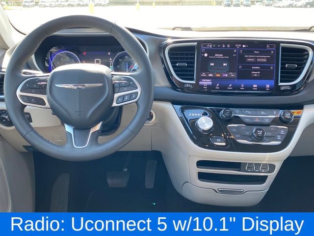 Used 2024 Chrysler Pacifica Touring-L image 8