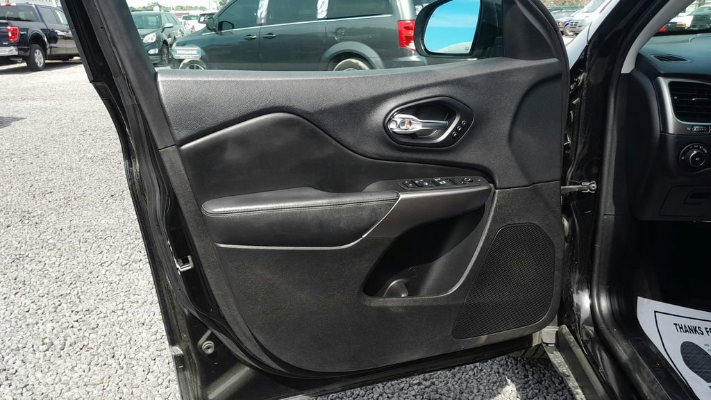 Used 2019 Jeep Cherokee Limited image 15