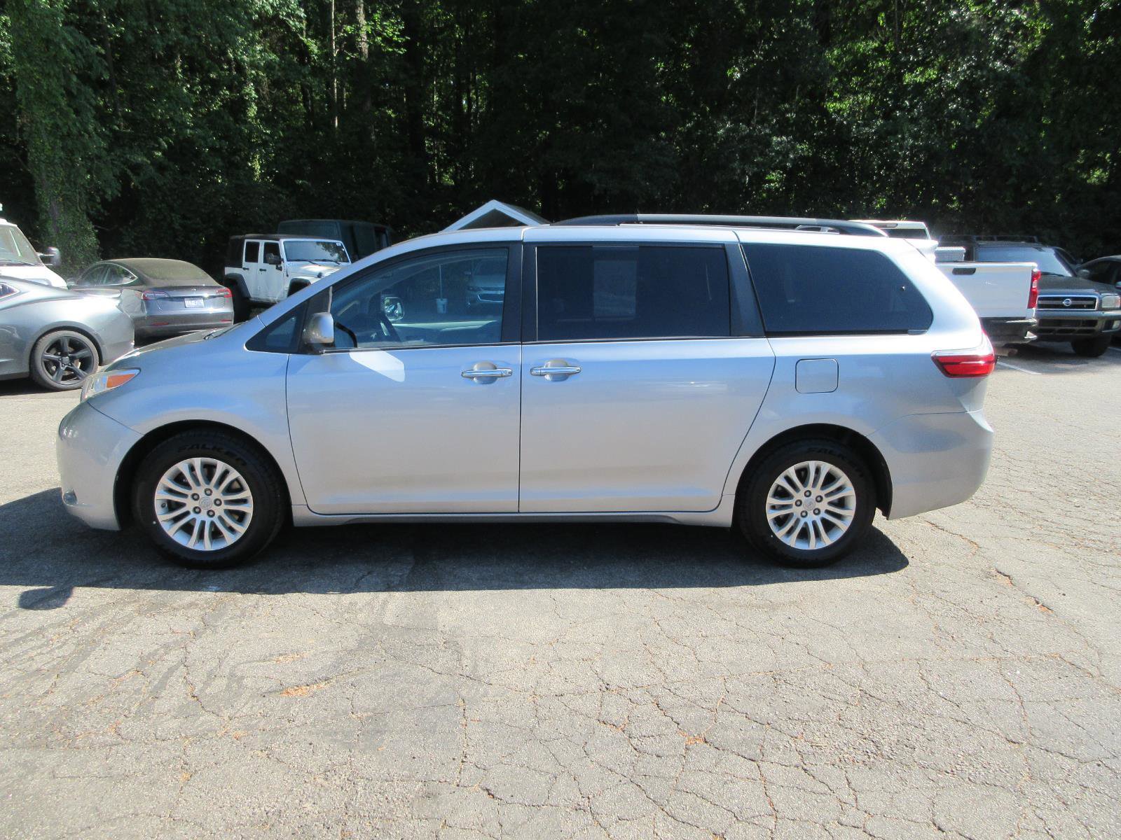 Used 2017 Toyota Sienna XLE FWD image 2