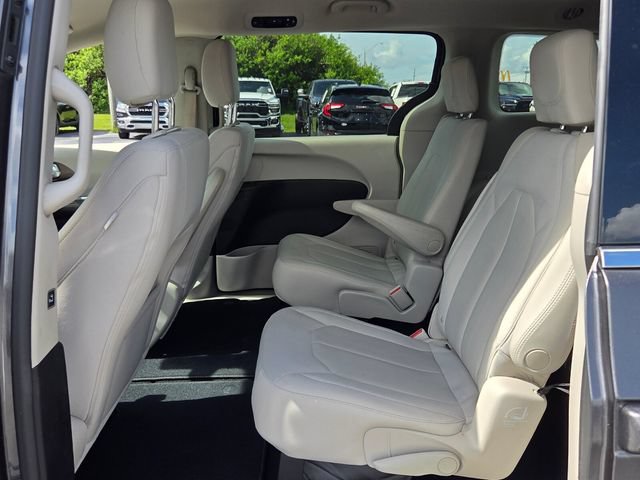 Used 2017 Chrysler Pacifica Touring FWD image 10
