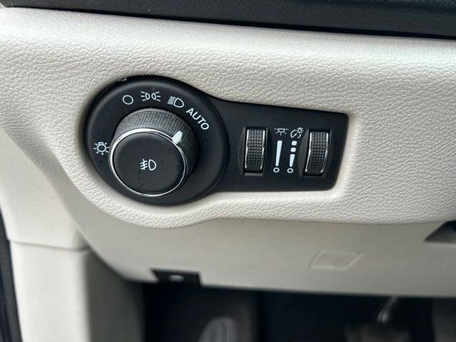 Used 2021 Chrysler Pacifica Touring-L FWD image 18