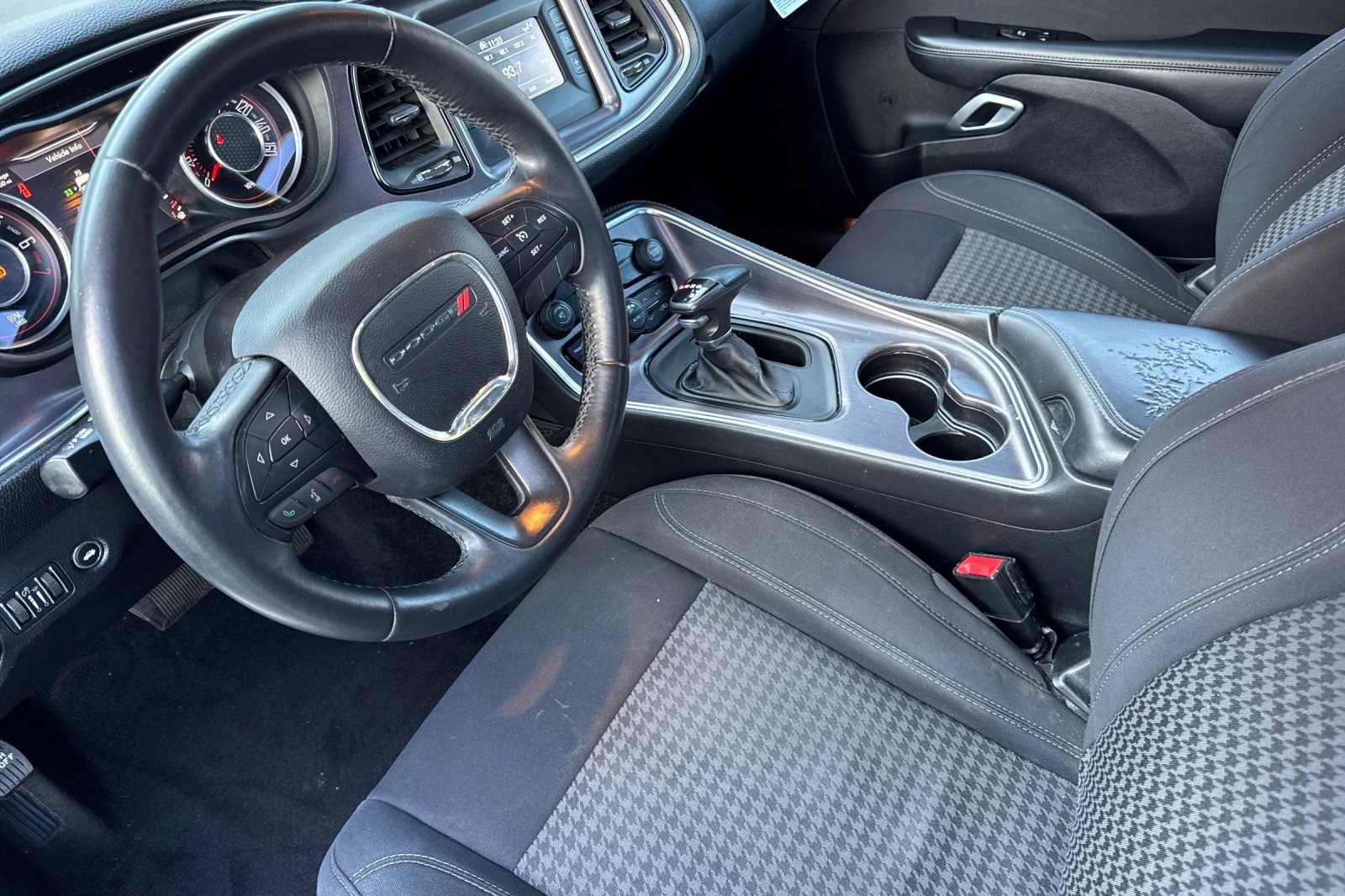 Used 2015 Dodge Challenger SXT image 4