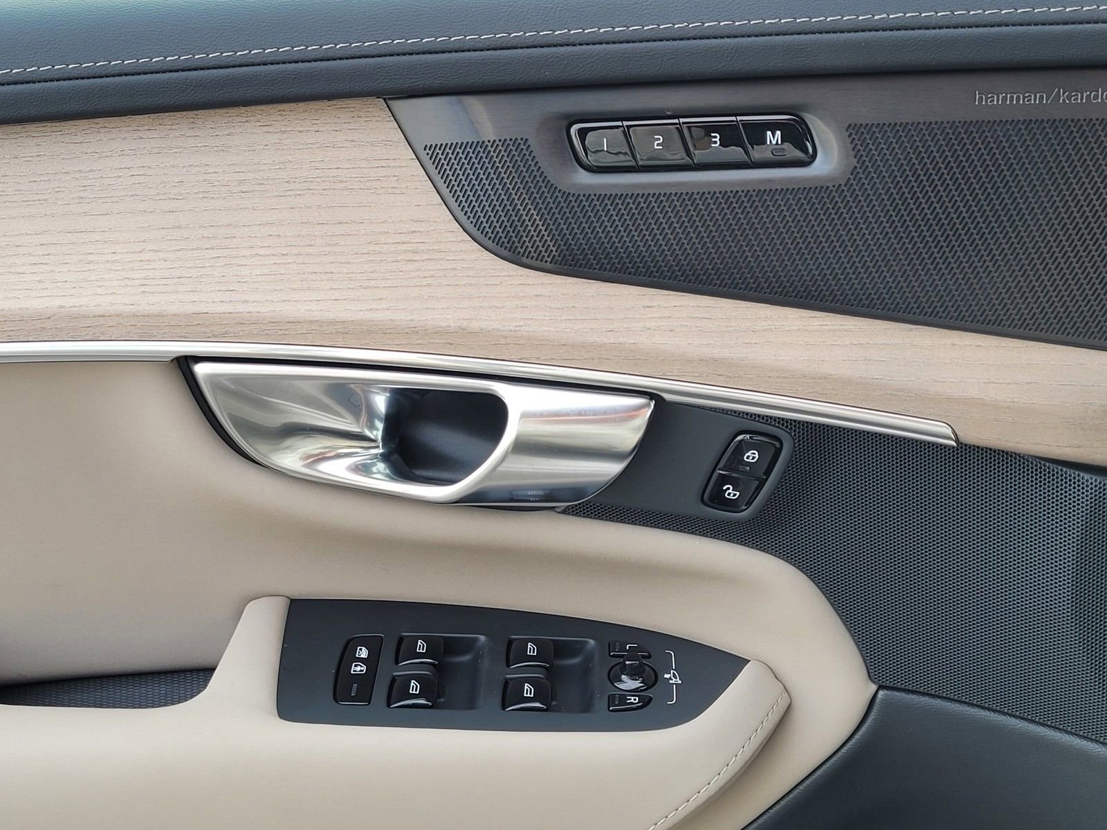 Certified 2025 Volvo XC90 T8 Plus image 17
