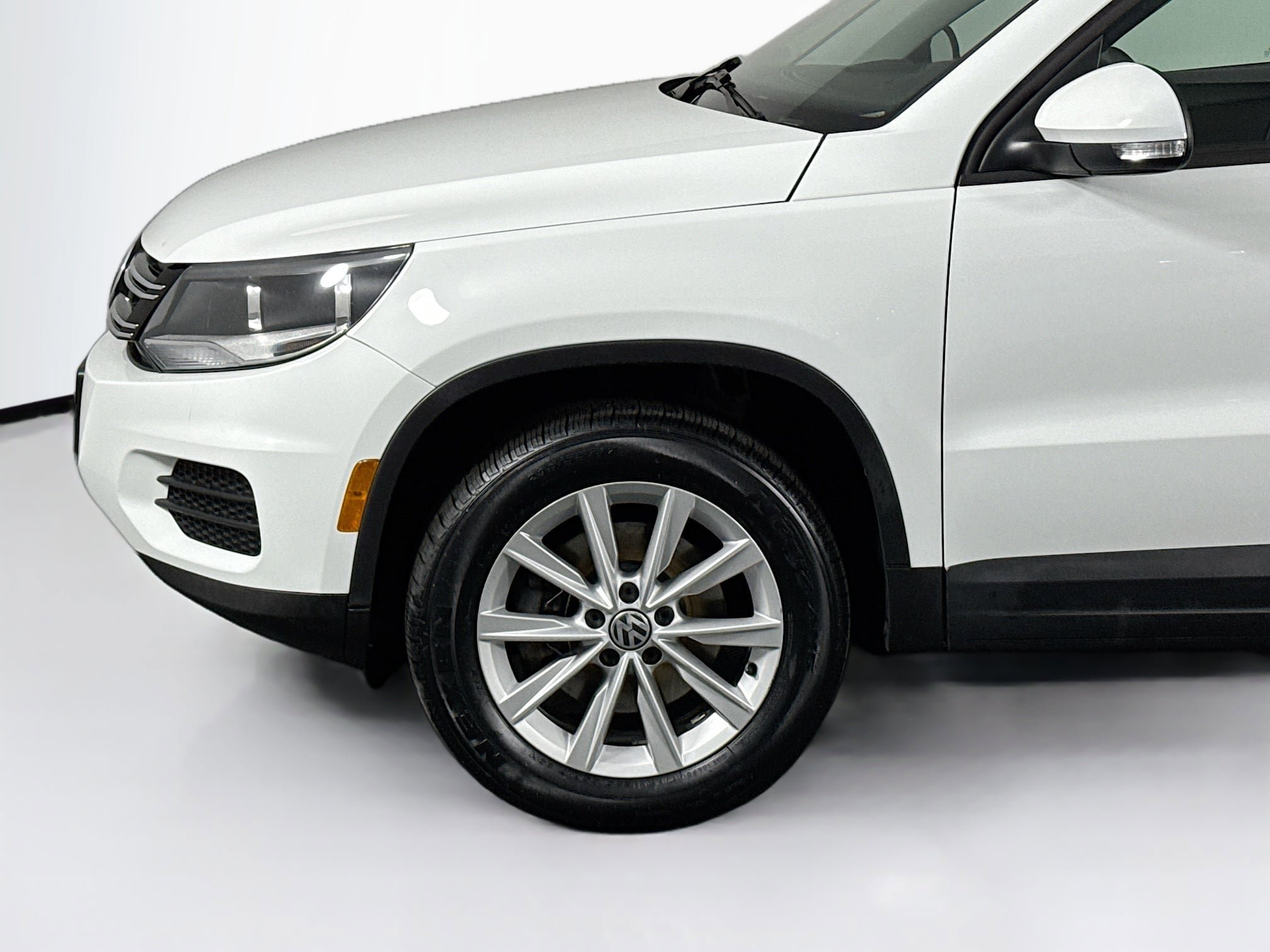 Used 2018 Volkswagen Tiguan Limited w/ Premium Package image 35