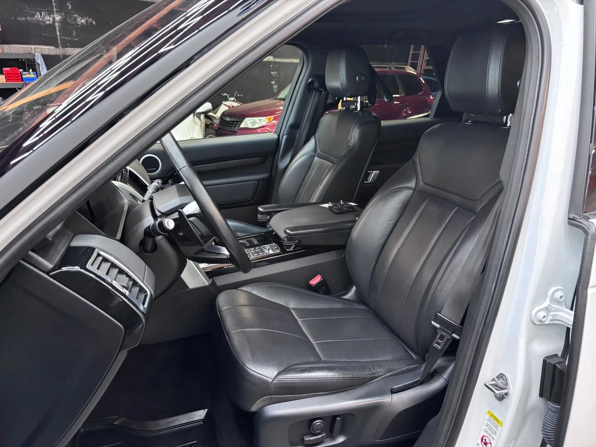 Used 2018 Land Rover Discovery HSE AWD/4WD image 9