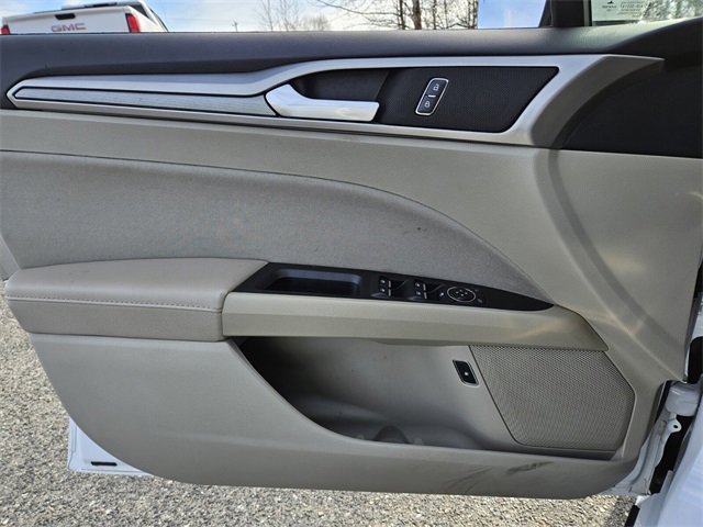 Used 2020 Ford Fusion SE image 30