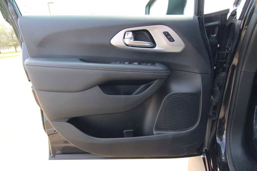 Used 2023 Chrysler Pacifica Touring-L w/ S Appearance Package image 34