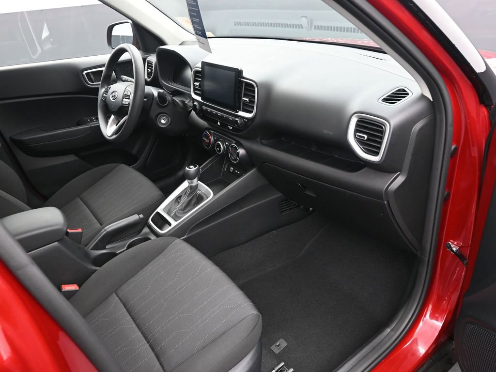 Certified 2025 Hyundai Venue SE image 10