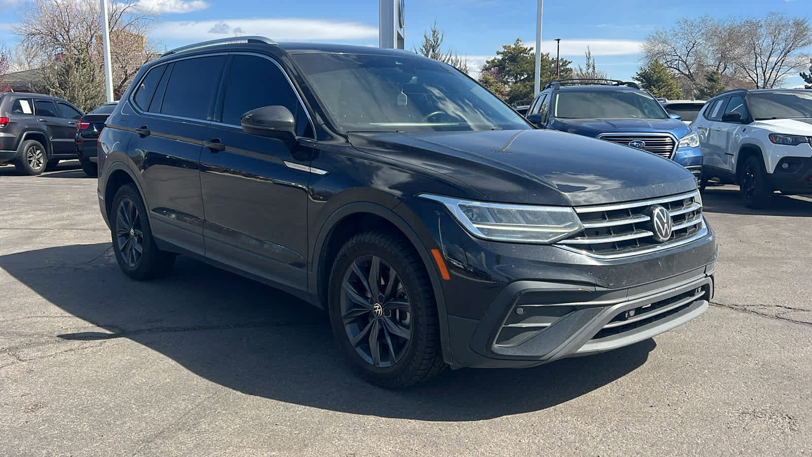 Used 2022 Volkswagen Tiguan SE w/ Panoramic Sunroof Package image 3