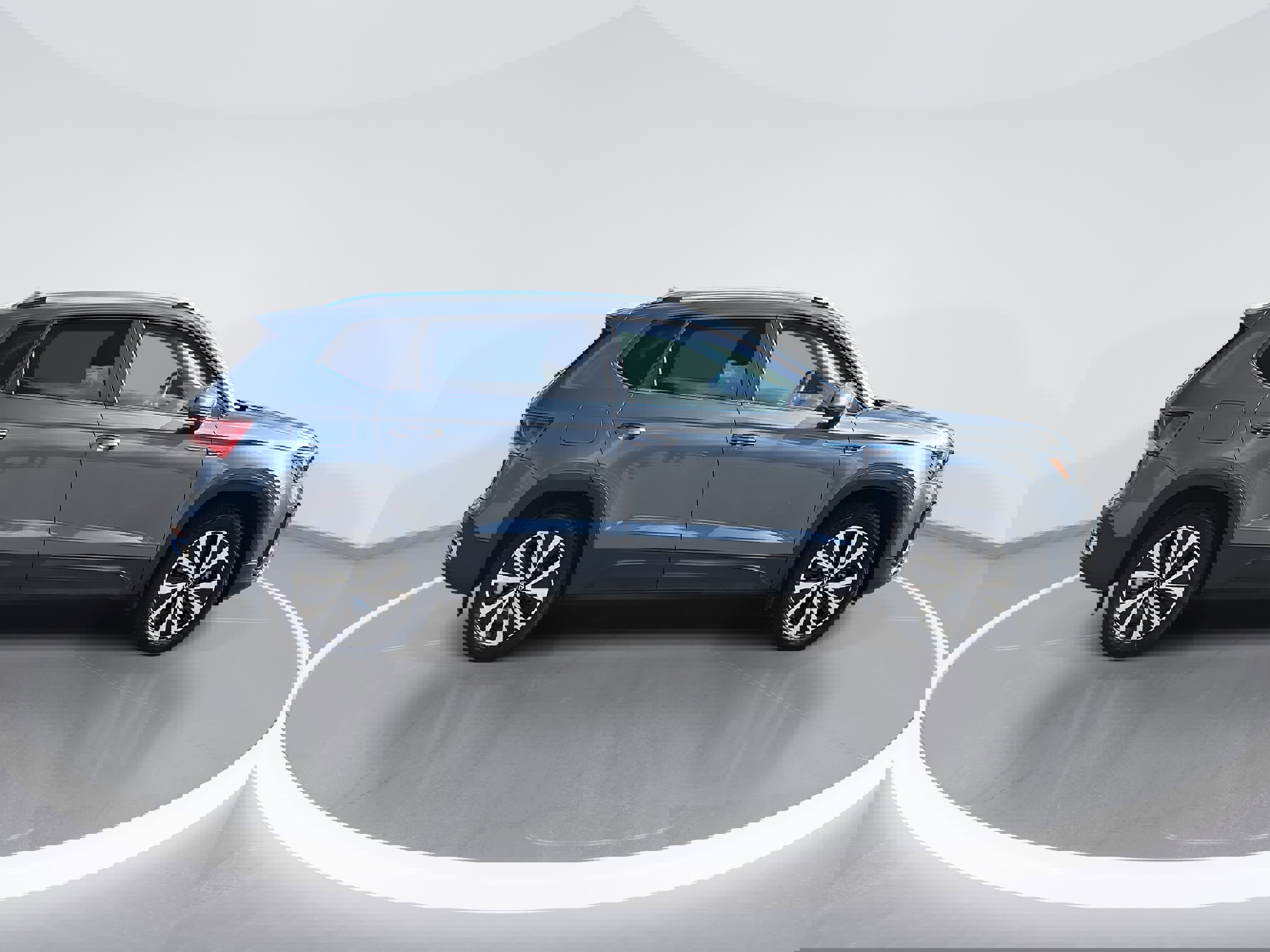 Certified 2022 Volkswagen Taos SE image 2