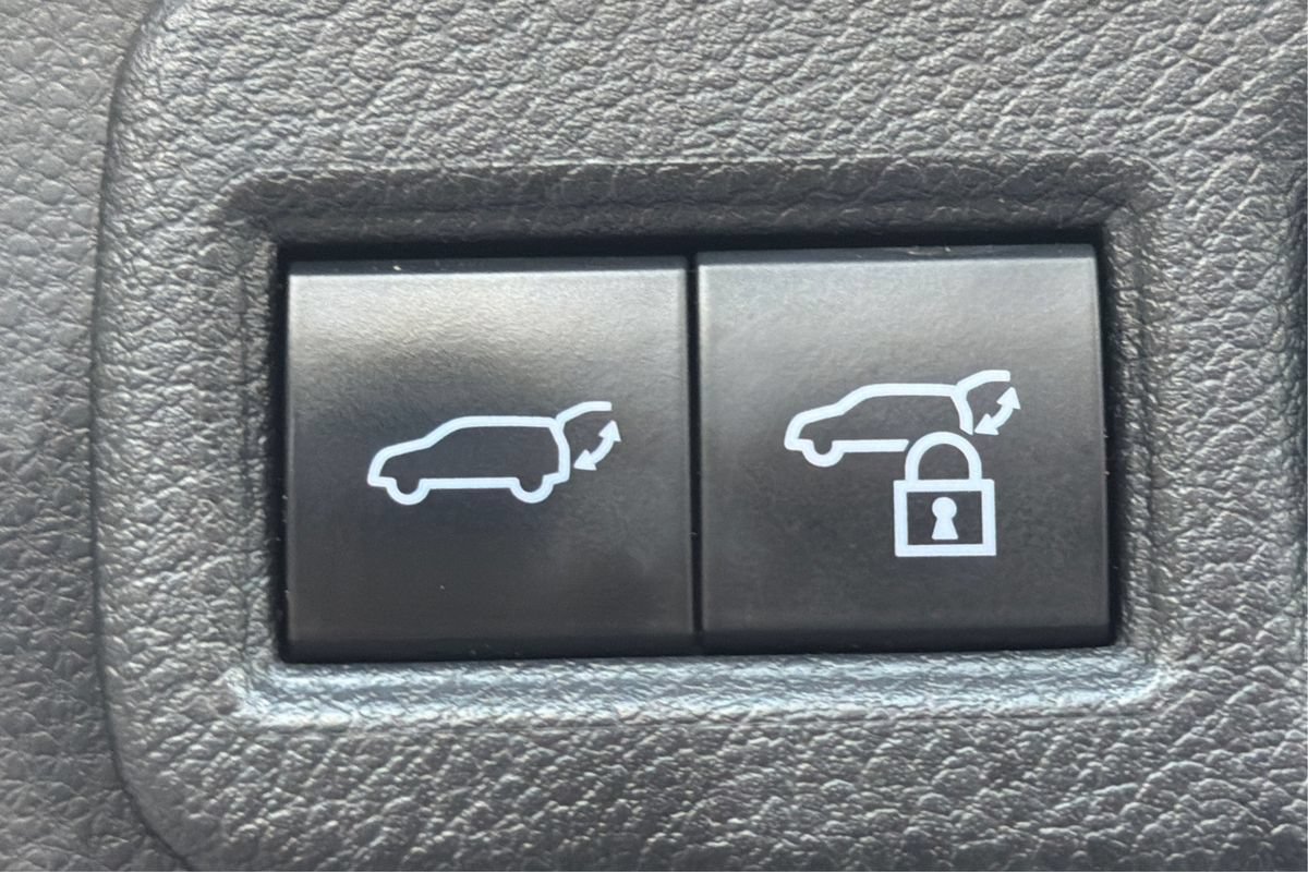 Used 2021 Toyota Venza LE AWD/4WD image 27