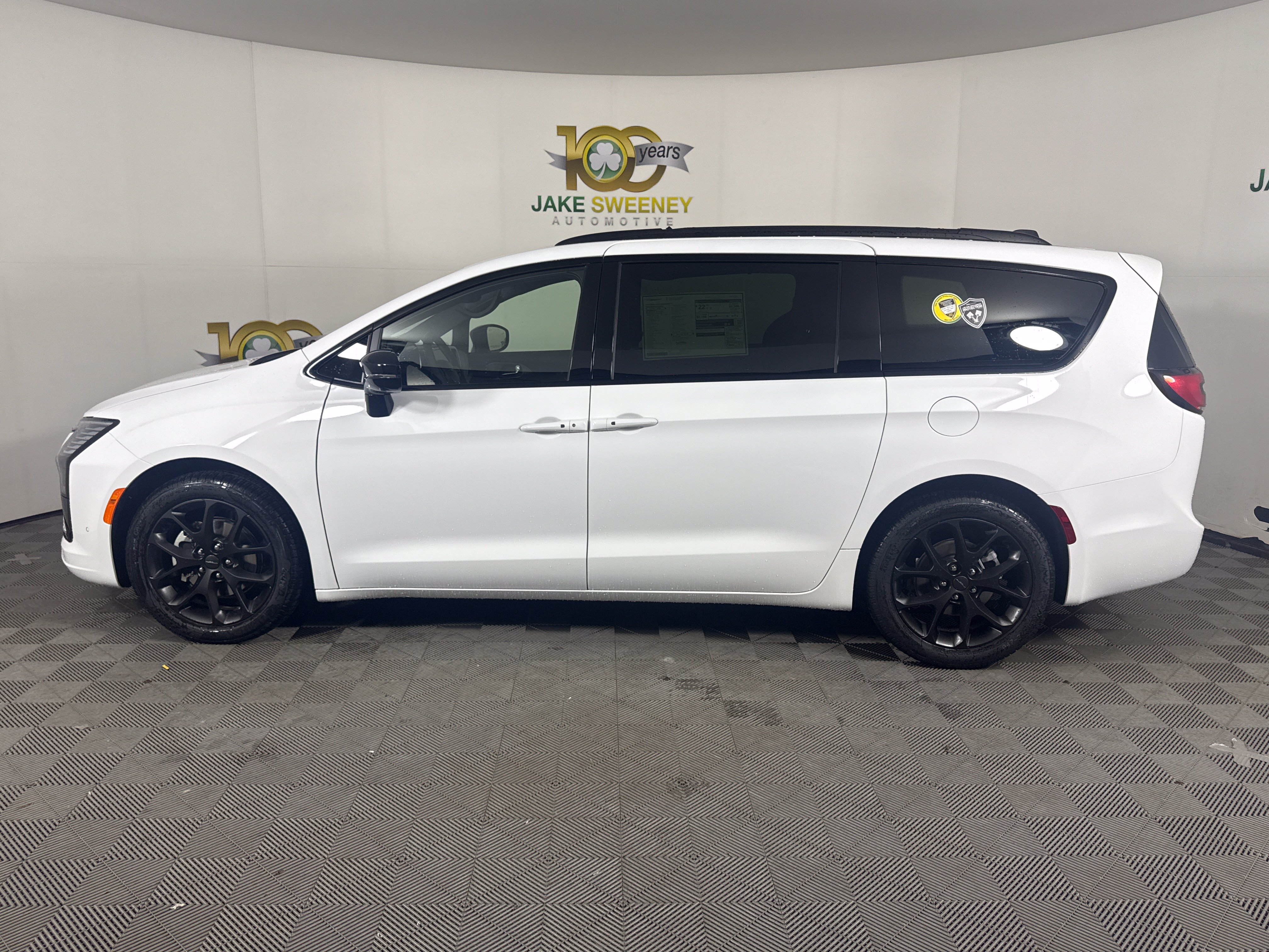 New 2027 Chrysler Pacifica Limited FWD image 5