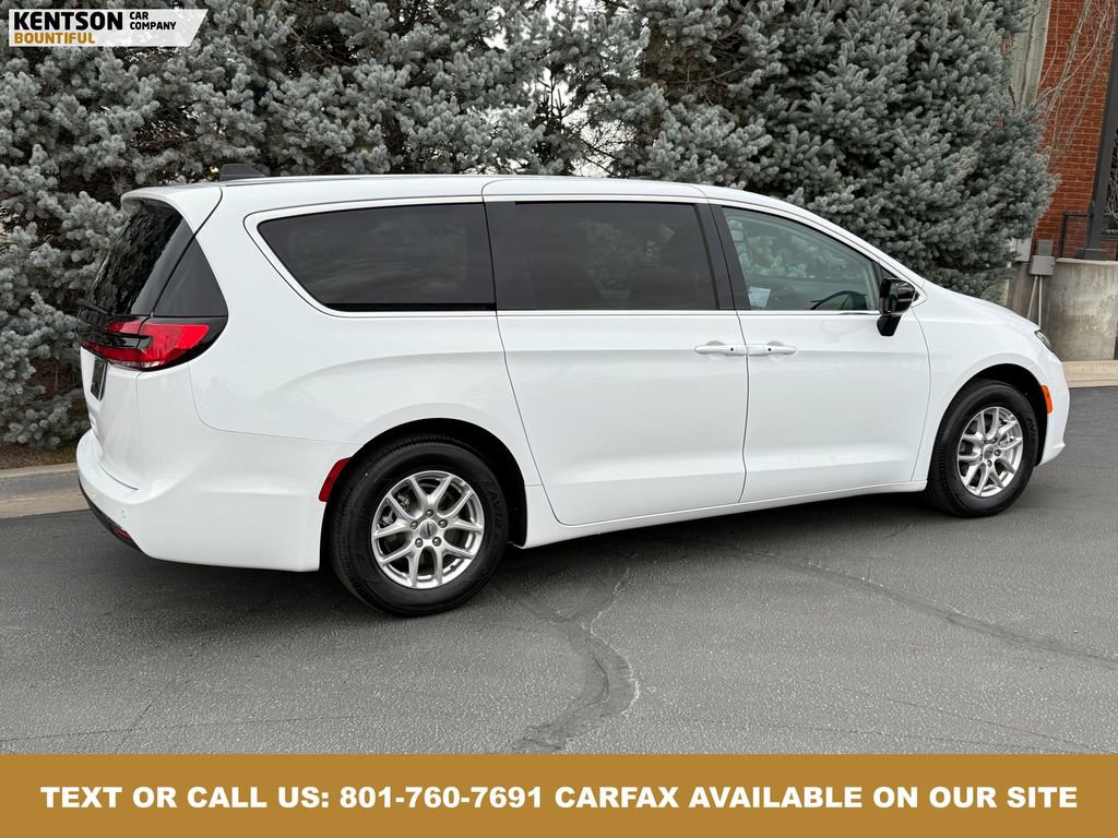 Used 2024 Chrysler Pacifica Touring-L image 9