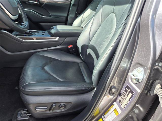 Used 2023 Toyota Highlander Limited FWD image 15