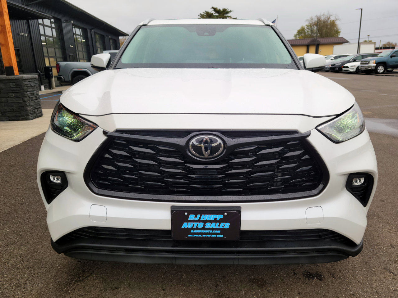 Used 2023 Toyota Highlander XLE image 2