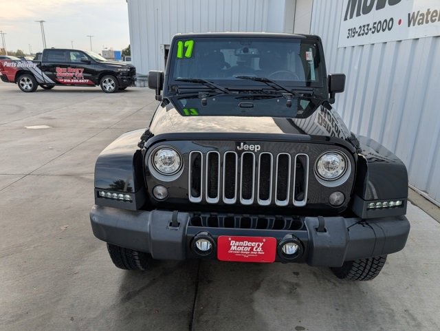 Used 2017 Jeep Wrangler Unlimited Sahara w/ Connectivity Group image 29