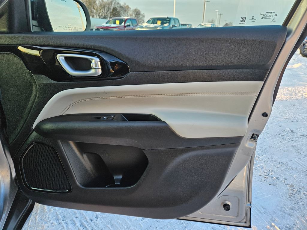 Used 2022 Jeep Compass Limited image 33