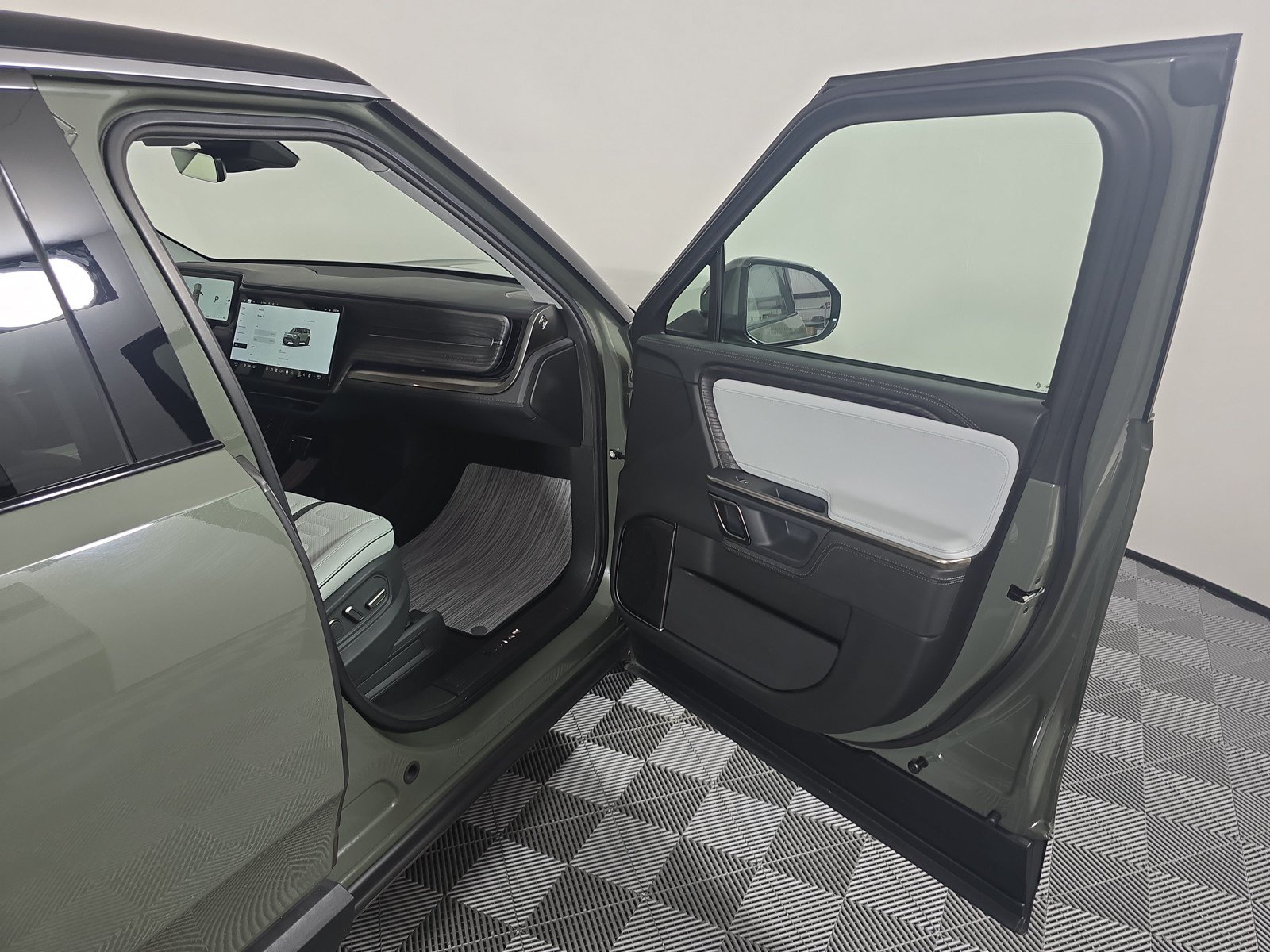 Used 2023 Rivian R1S Launch Edition AWD/4WD image 18