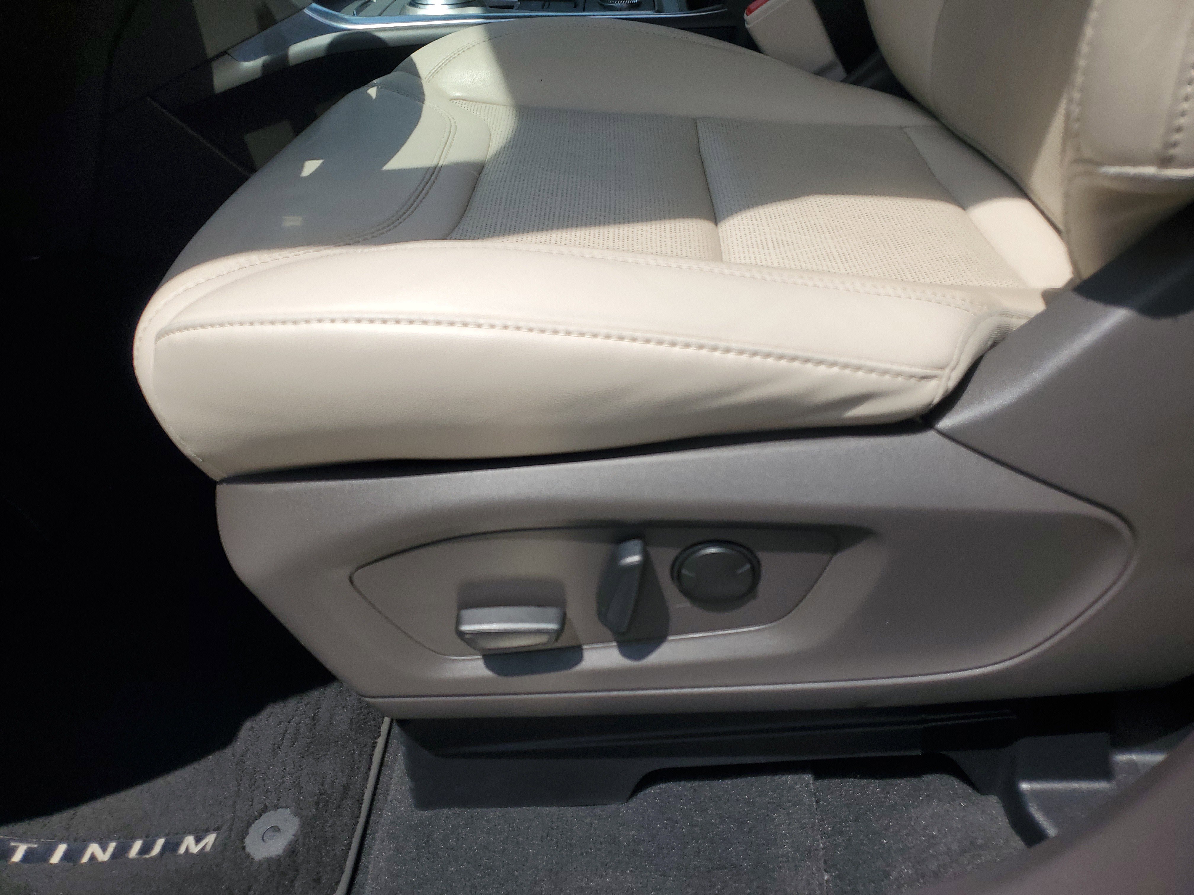 Used 2022 Ford Explorer Platinum w/ Equipment Group 601A image 11