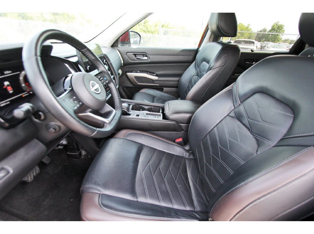 Used 2023 Nissan Pathfinder Platinum w/ Lighting Package (N93) FWD image 16
