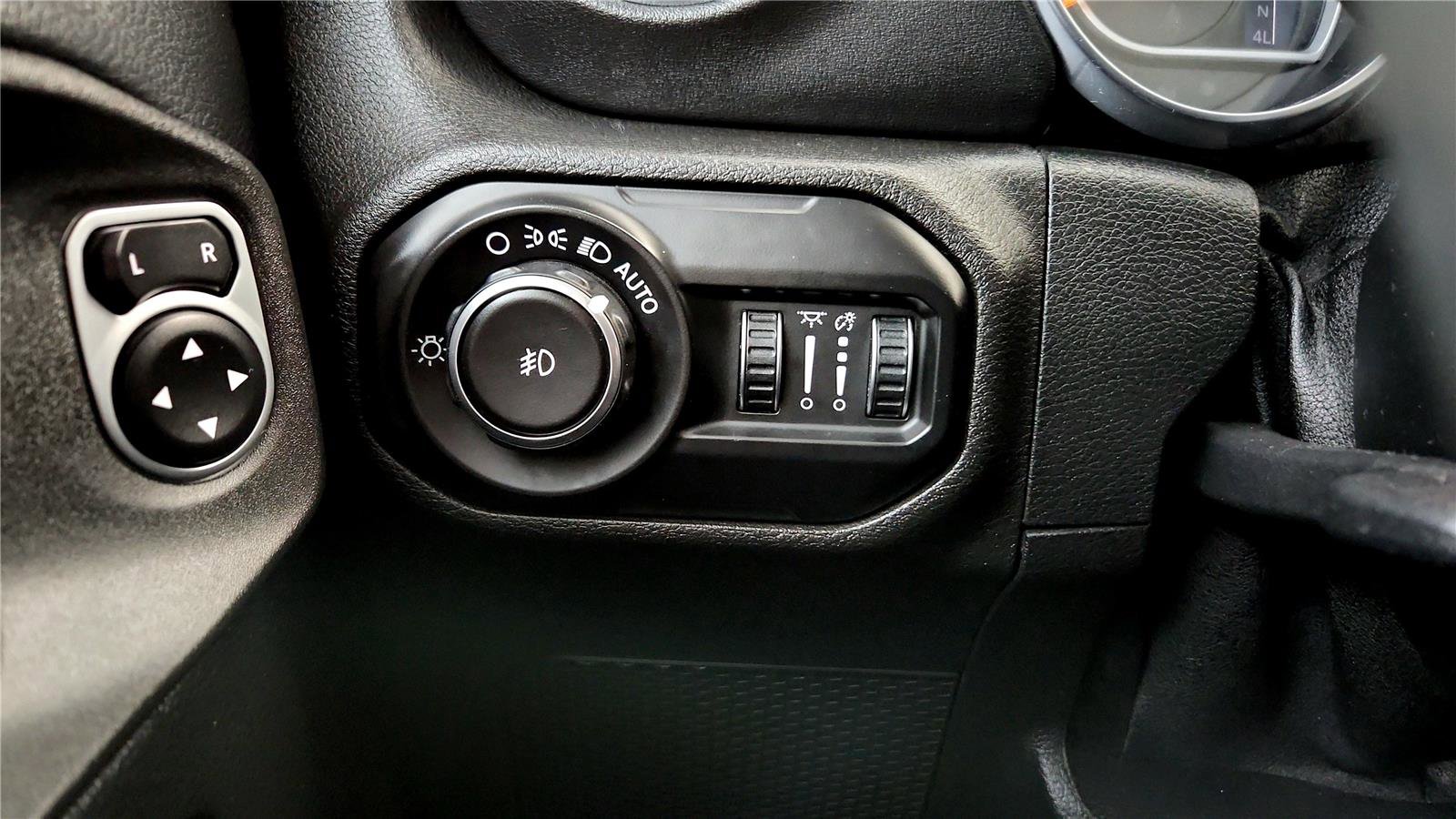 Used 2019 Jeep Wrangler Unlimited Sahara w/ Dual Top Group image 31