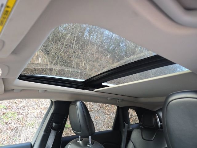 Used 2017 Jeep Cherokee Limited image 18