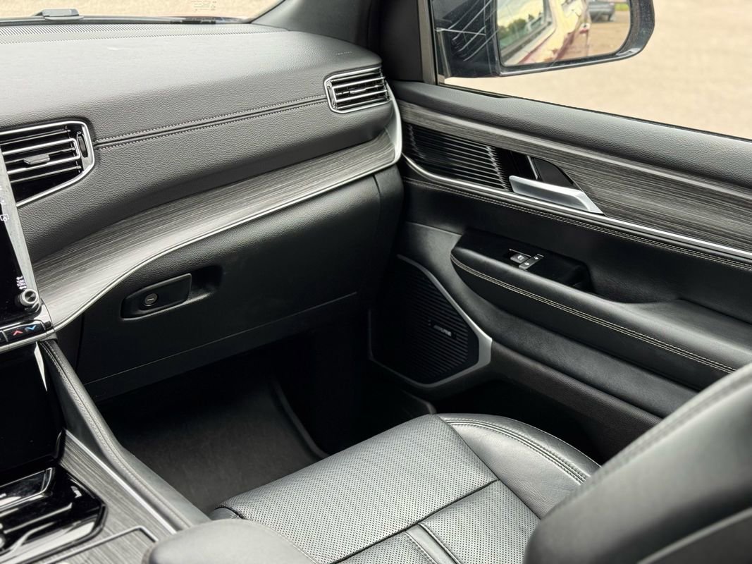 Used 2024 Jeep Wagoneer L Series II w/ Flexible Seating Group image 13