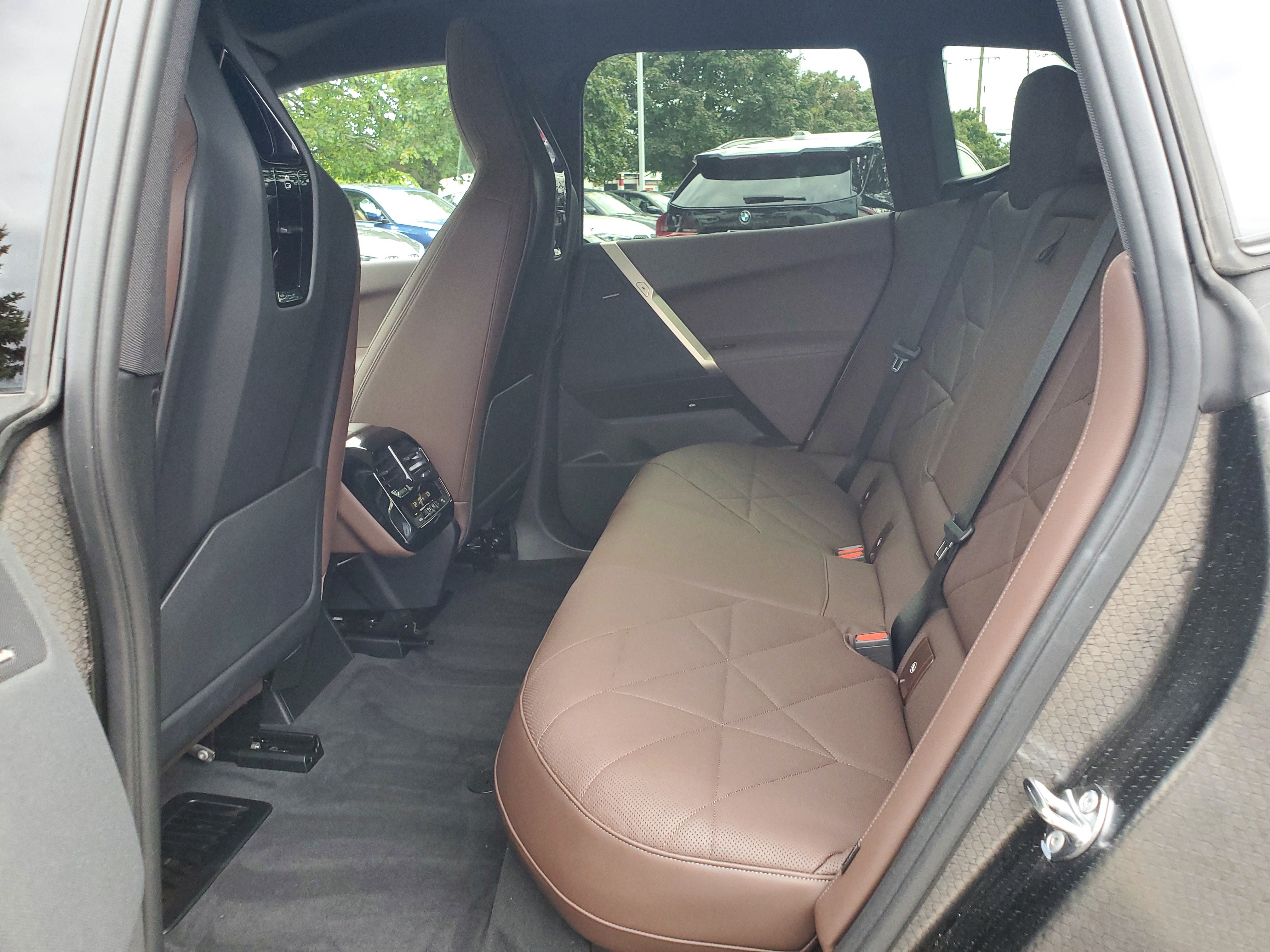Certified 2024 BMW iX xDrive50 w/ Sport Package AWD/4WD image 31