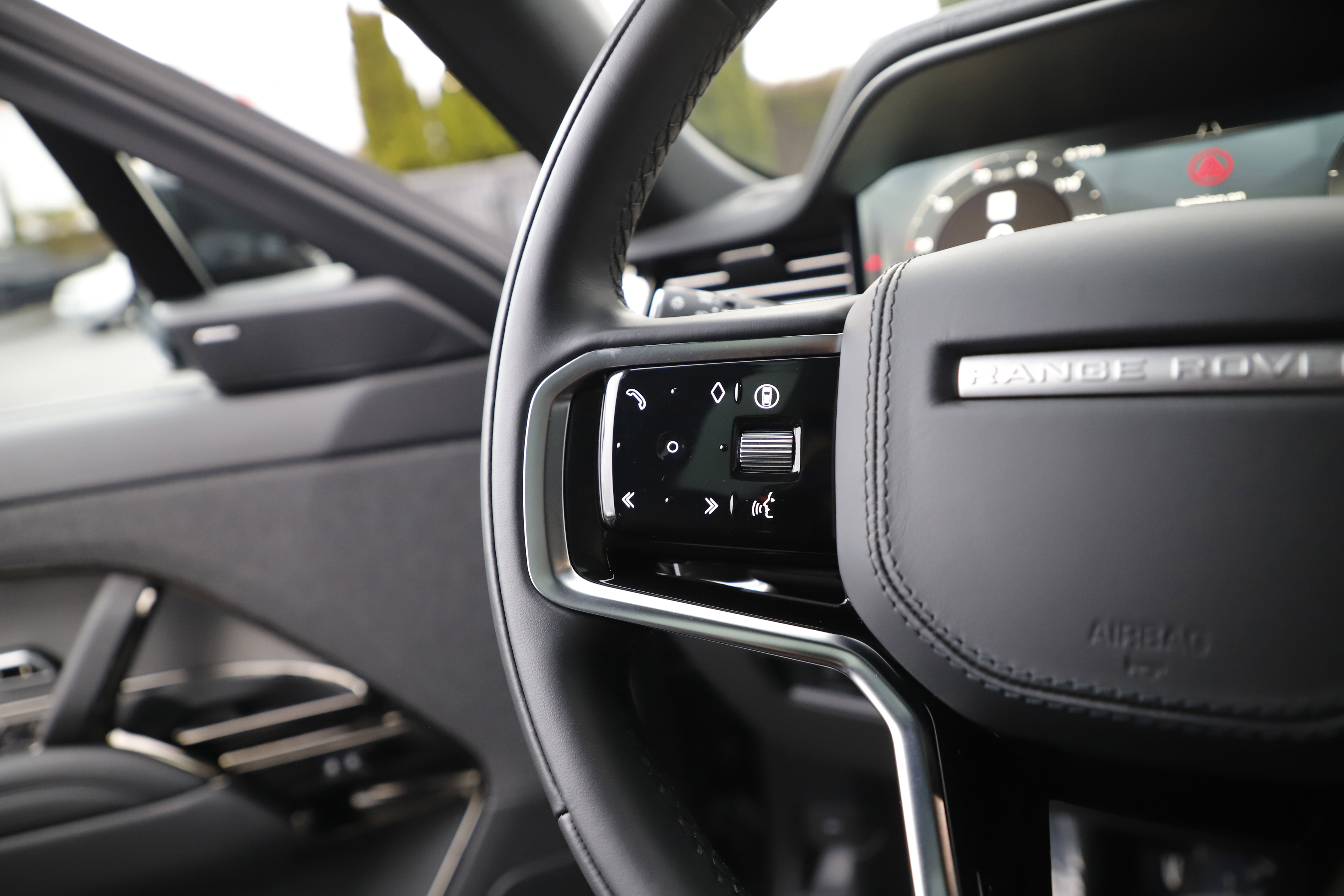 Certified 2025 Land Rover Range Rover Sport image 24