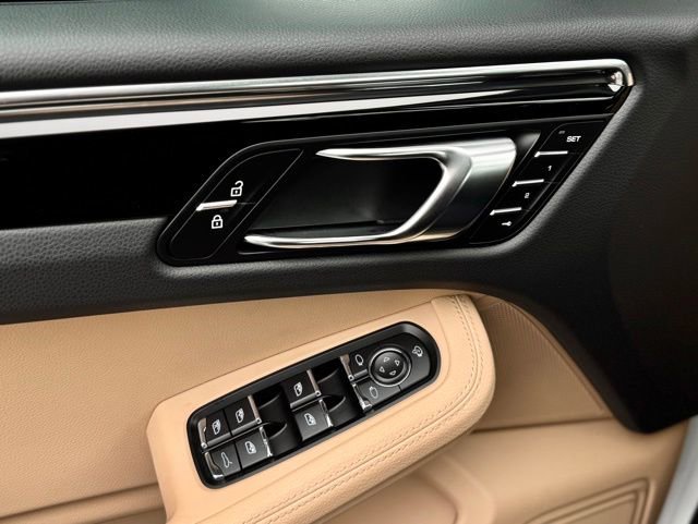 Certified 2025 Porsche Macan image 14