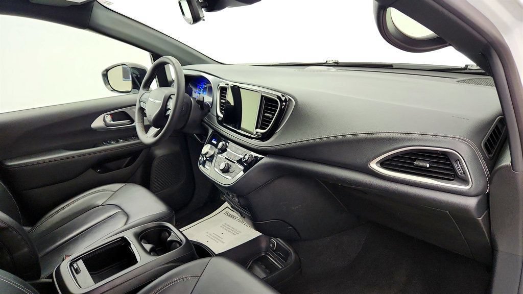 Used 2024 Chrysler Pacifica Limited FWD image 27