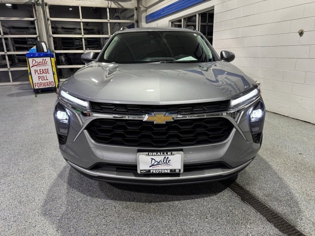 Used 2024 Chevrolet Trax LT w/ Sunroof Package image 3