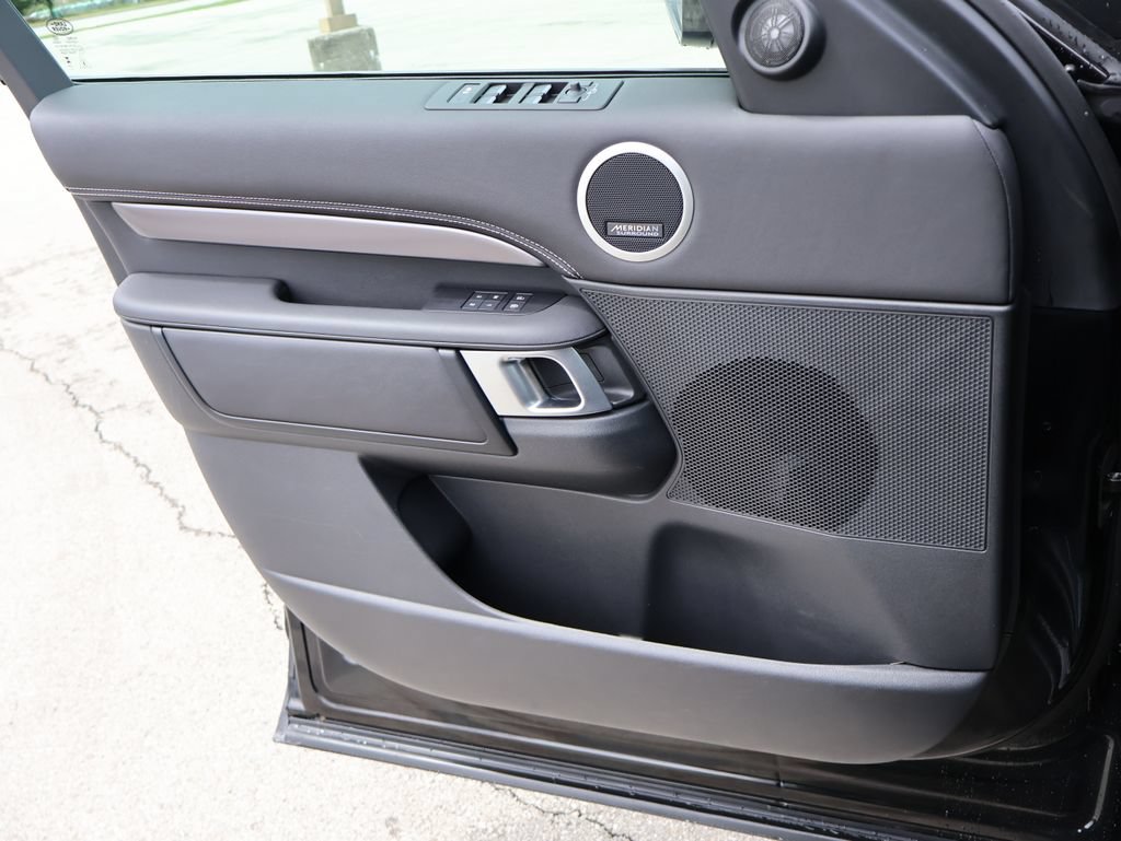 Used 2025 Land Rover Discovery Metropolitan Edition AWD/4WD image 36