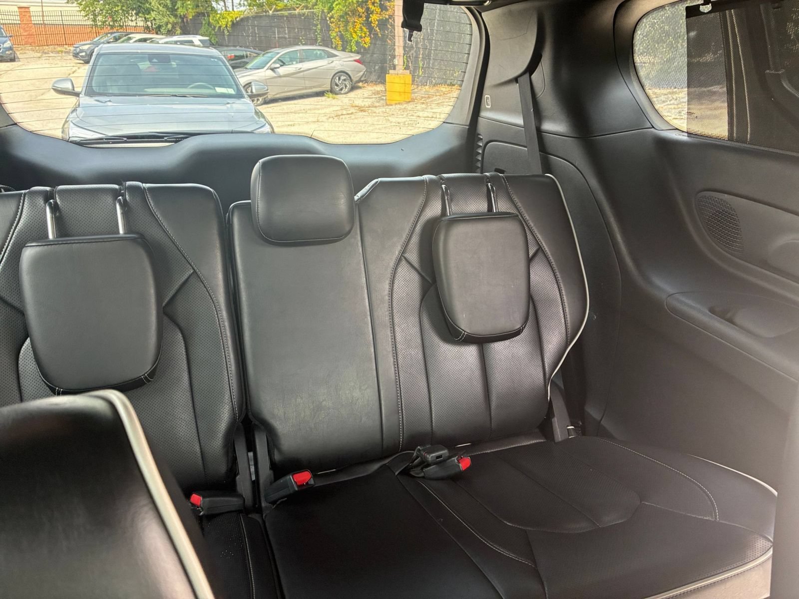 Used 2025 Chrysler Pacifica Limited FWD image 22