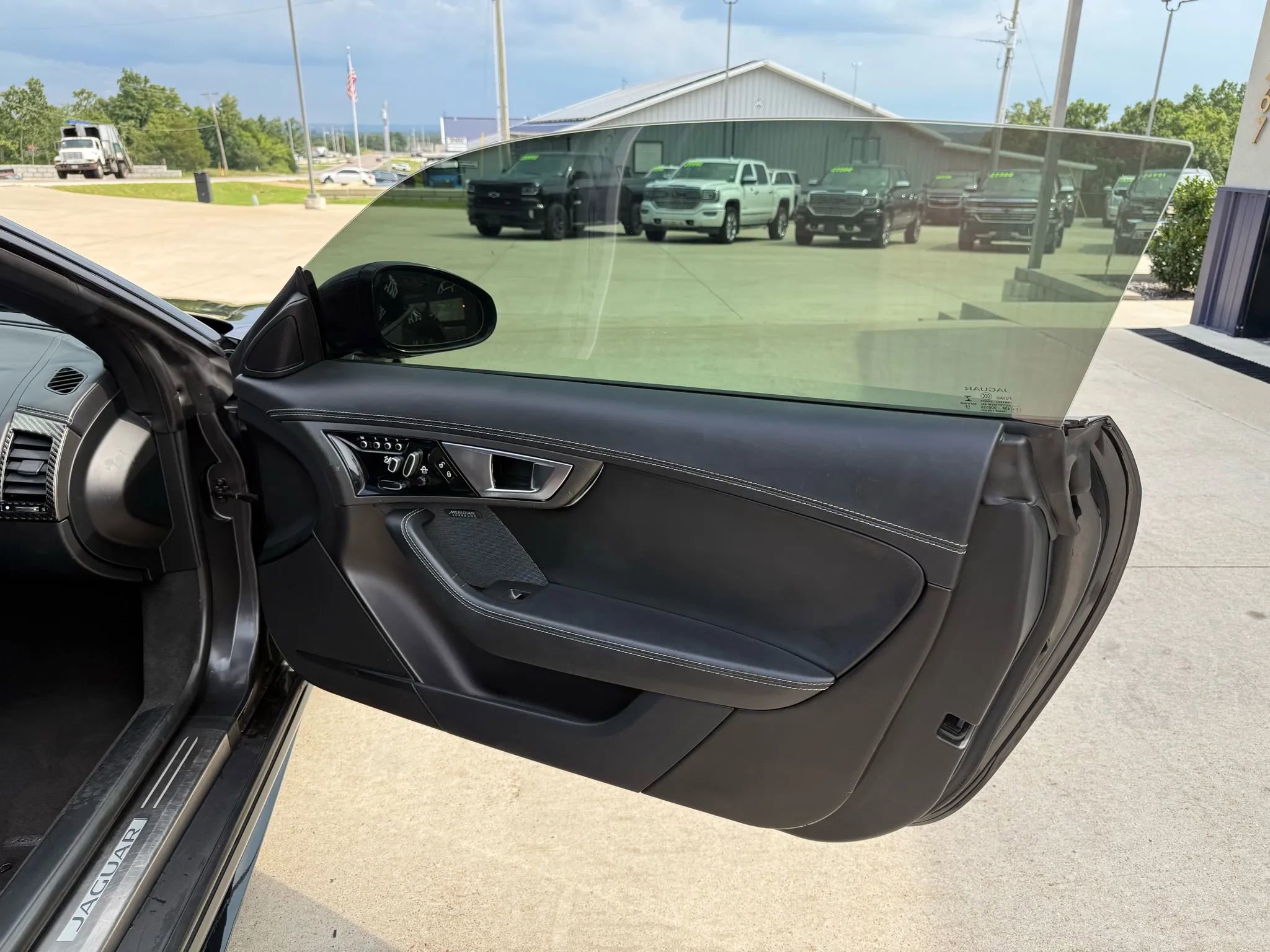 Used 2015 Jaguar F-TYPE R image 39