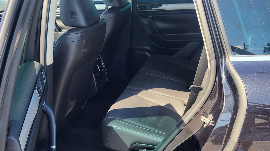 Used 2015 Volkswagen Touareg Sport AWD/4WD image 16