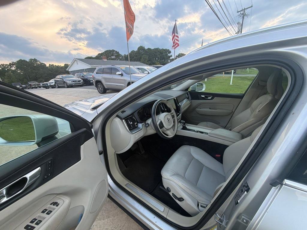 Used 2018 Volvo XC60 T5 Momentum w/ Vision Package AWD/4WD image 17