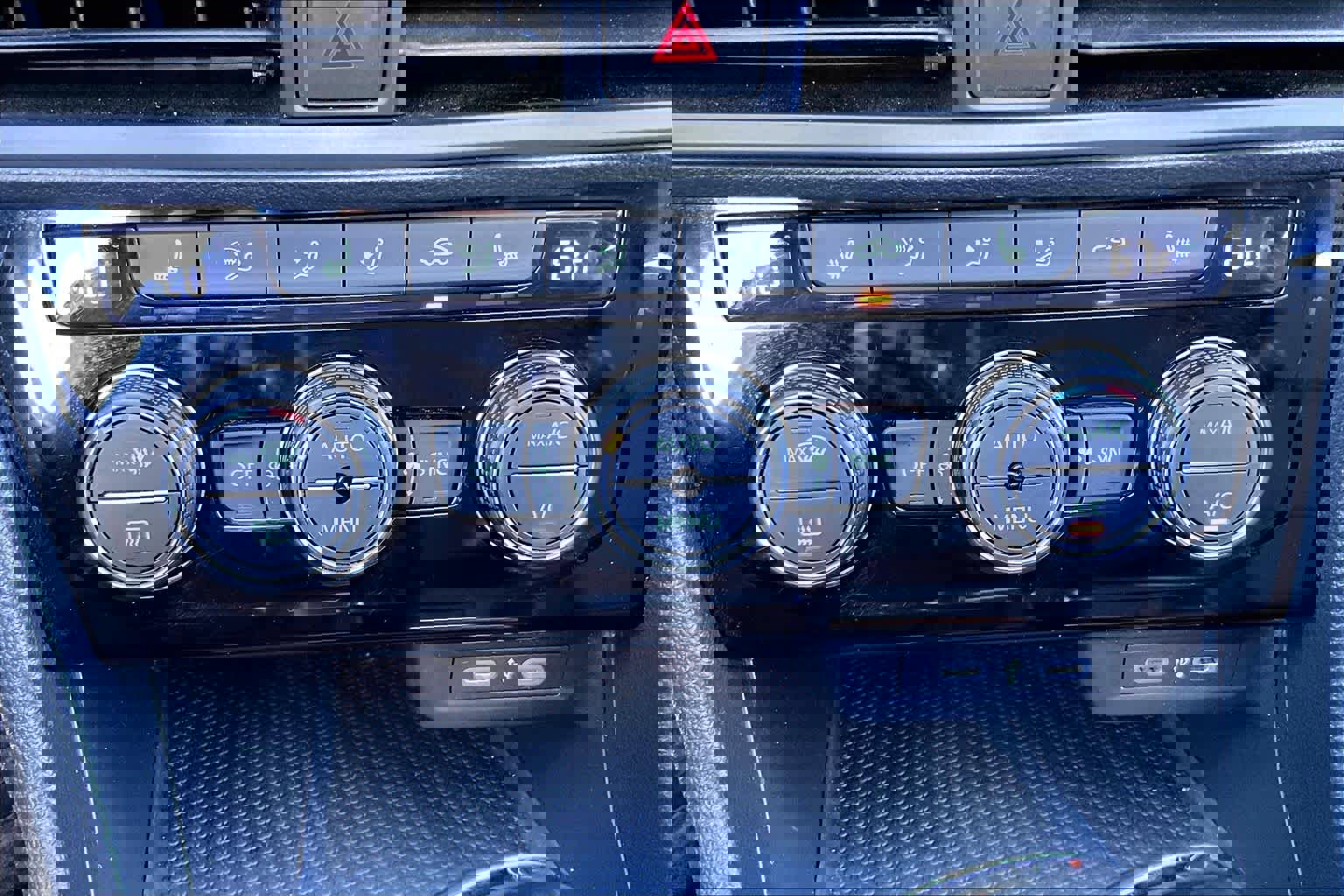 Used 2024 Volkswagen Jetta SE image 31