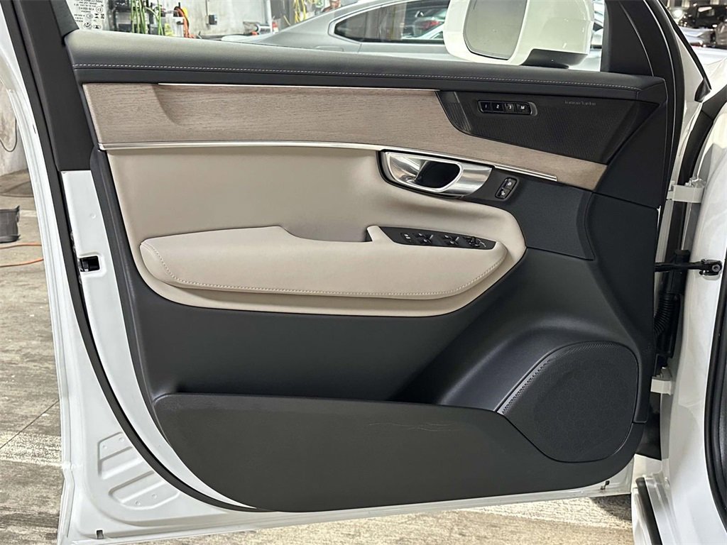 Used 2025 Volvo XC90 T8 Plus w/ Protection Package Premier image 11