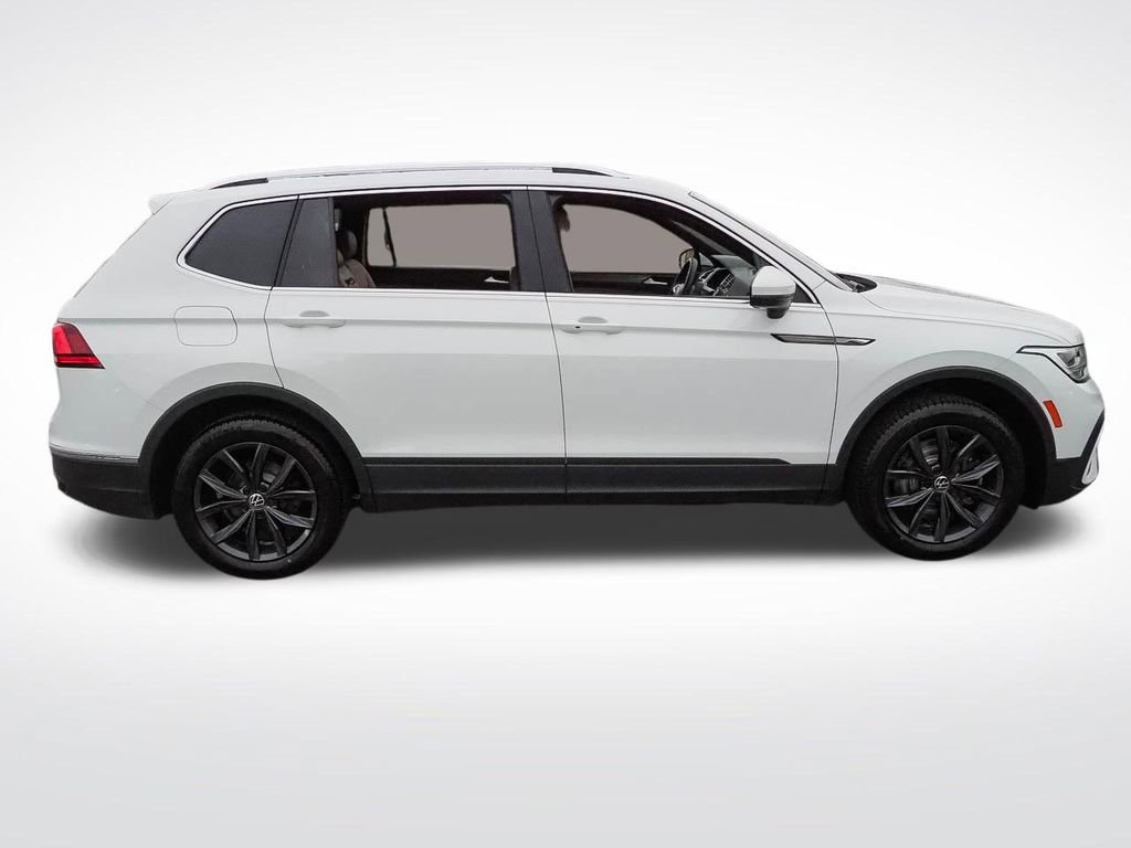Used 2022 Volkswagen Tiguan SE w/ Panoramic Sunroof Package image 8