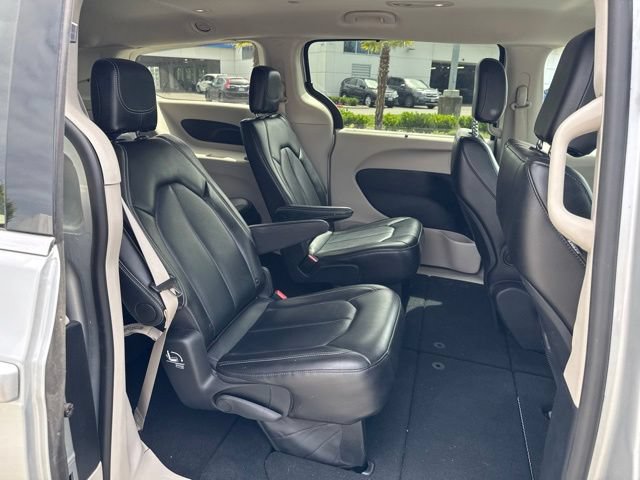 Used 2024 Chrysler Pacifica Touring-L FWD image 11