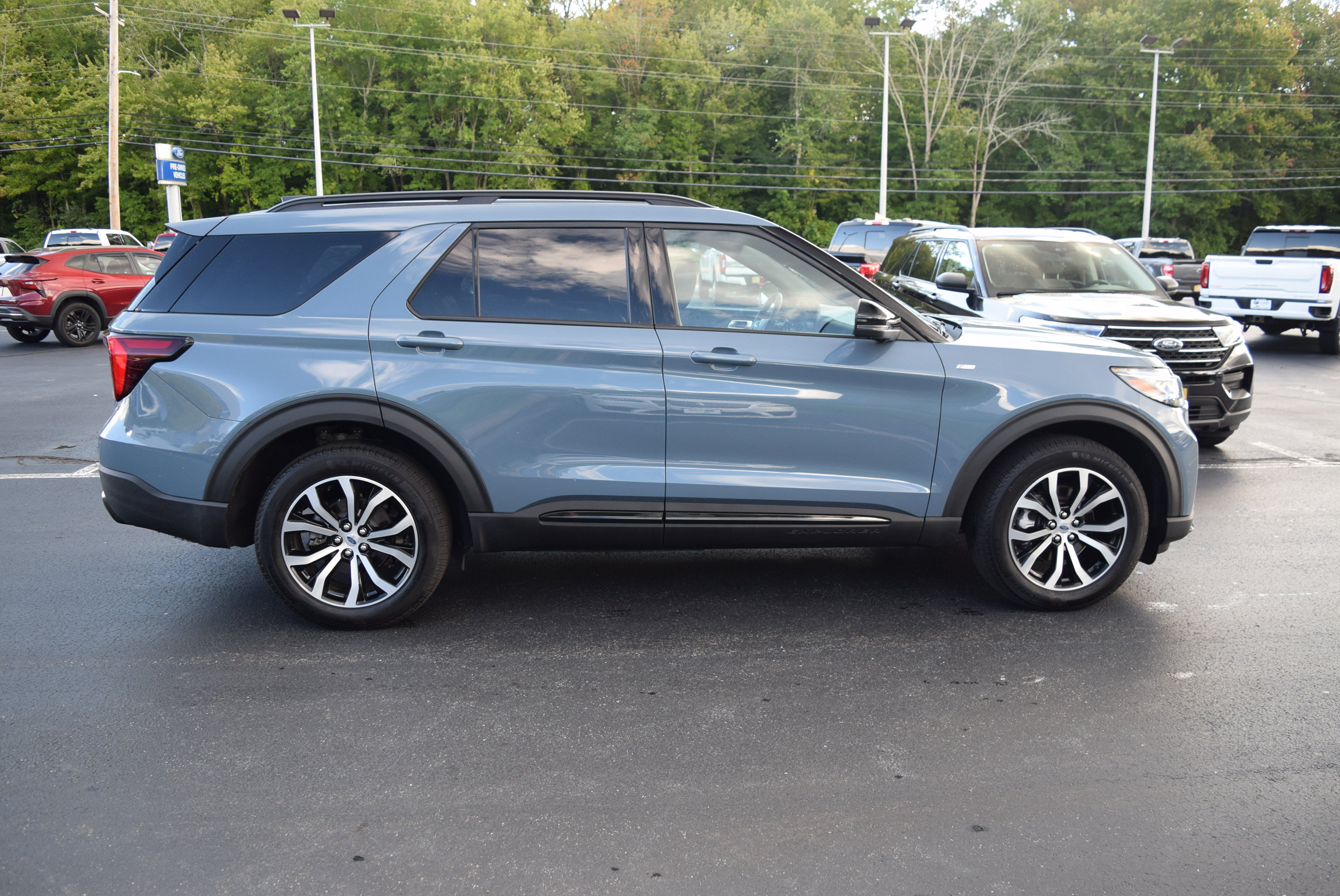Used 2025 Ford Explorer ST-Line AWD/4WD image 3