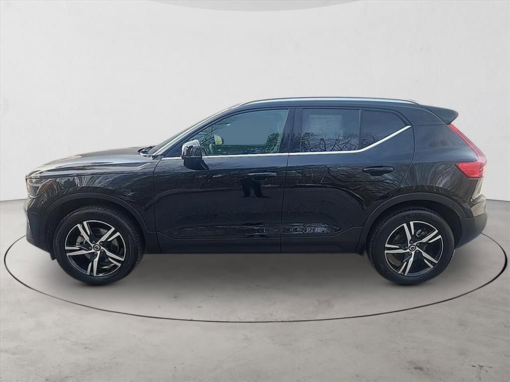 Certified 2025 Volvo XC40 B5 Core AWD/4WD image 2
