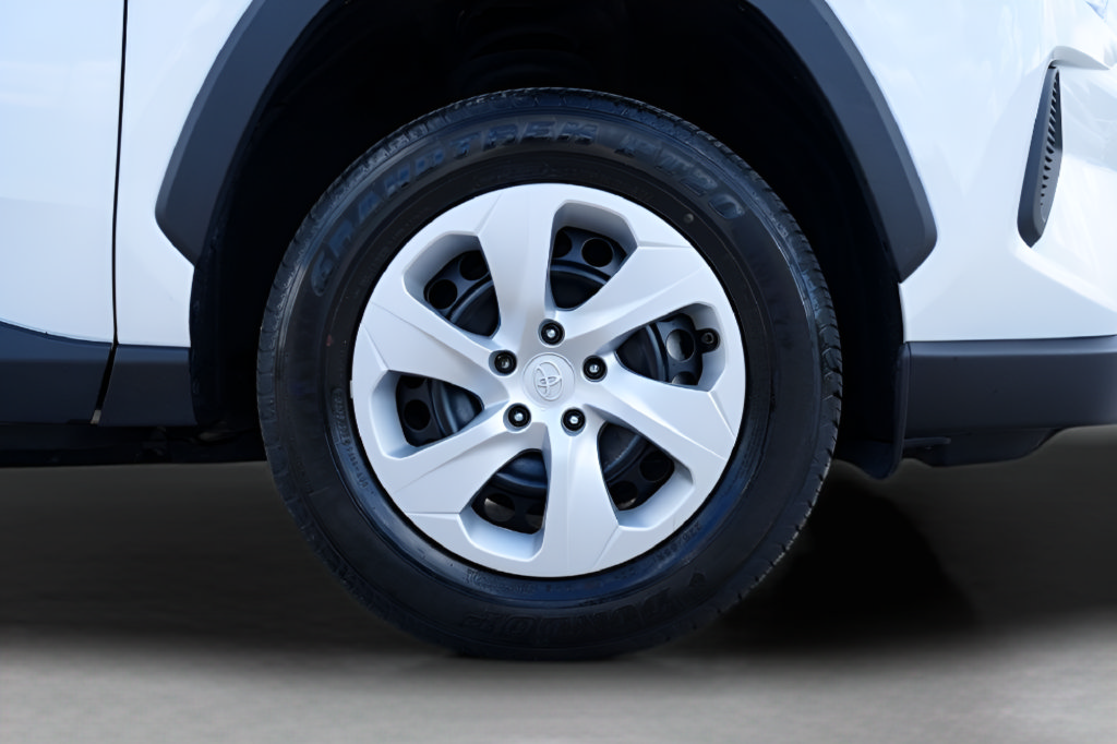 Used 2025 Toyota RAV4 LE AWD/4WD image 9