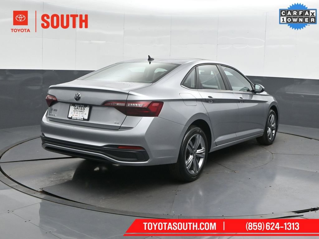 Used 2024 Volkswagen Jetta SE image 2