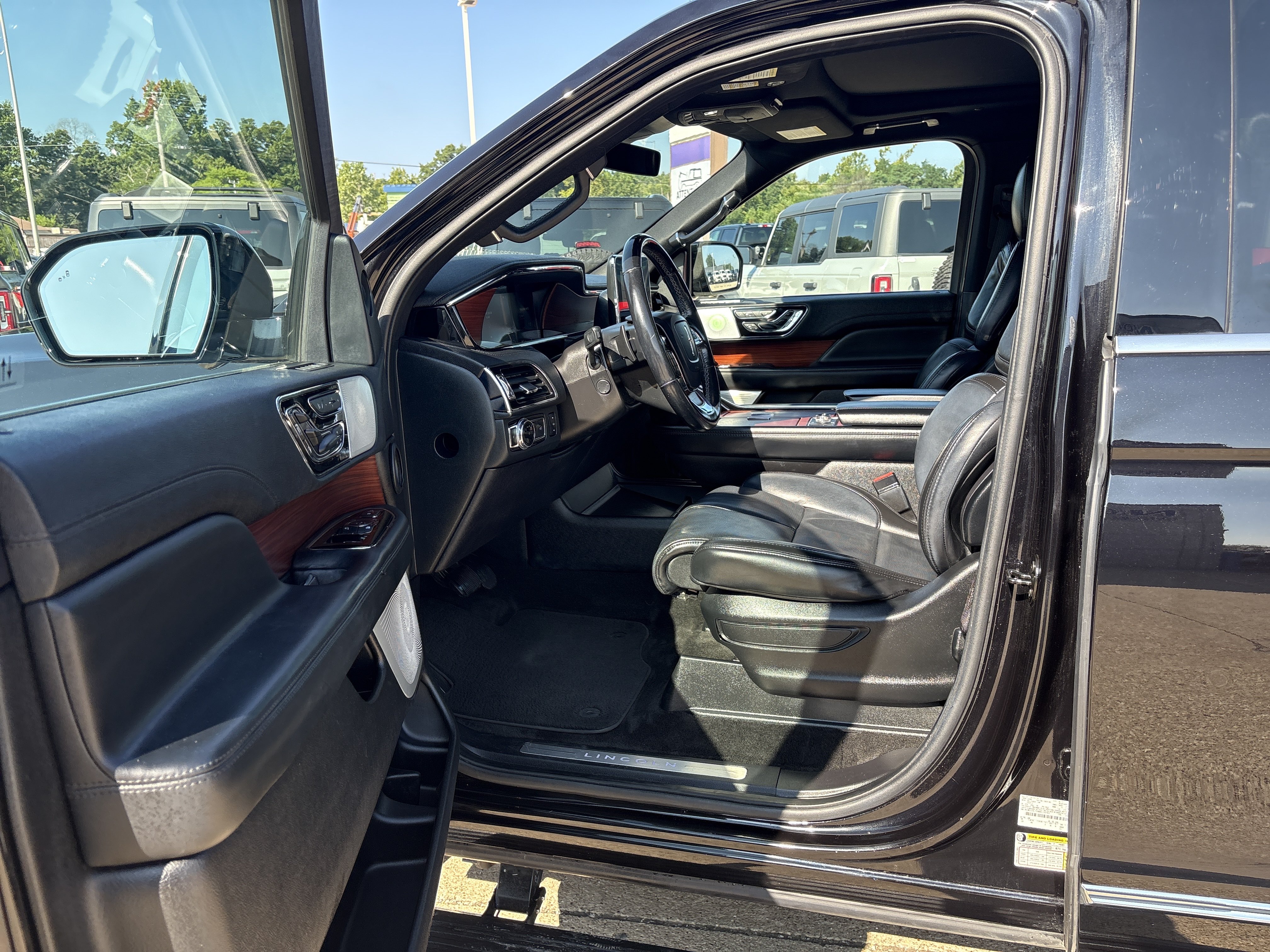 Used 2021 Lincoln Navigator L Reserve w/ Luxury Package AWD/4WD image 14